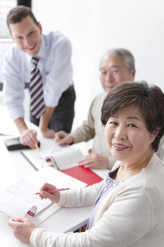 东方人,西方人,老年人,三个人,家庭,夫妻,学生,教师,站,坐,笑,微笑,露齿笑,竖图,俯视,室内,白天,衬衫,爱情,桌子,书籍,欧洲,欧洲人,亚洲,撑,弯腰,握,服装,领带,浪漫,拿,拿着,扭头,注视,休闲装,黄种人,书桌,衣服,教科书,课桌,观察,看,站着,转头,休闲,温暖,温馨,一家人,休闲服,恩爱,握着,恋人,服饰,课本,观看,和睦,察看,撑着,教材,象征,庄重,关注,身份,弯身,正式,地位,教员,老年男性,老年女性,男人,男性,年轻男性,女人,女性,白种人,亚洲人,夫妇,情侣,老师,书,图书,站立,坐着,半身,彩图,高角度拍摄,衬衣,先生,伴侣,融洽