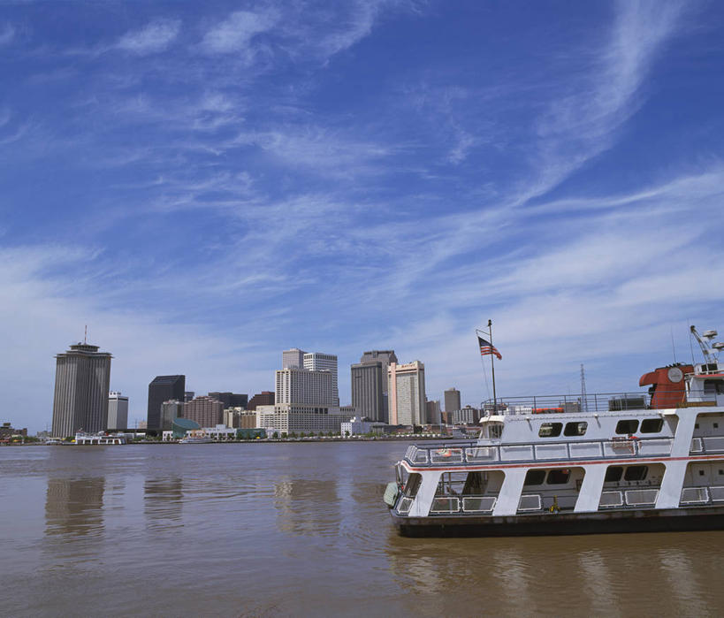 无人,高楼大厦,横图,全景,室外,白天,正面,度假,办公楼,河流,美景,水,天际线,城市风光,城市,大厦,建筑,轮船,摩天大楼,写字楼,船,旗帜,美国,阴影,光线,影子,河水,景观,水流,云,云朵,云彩,娱乐,旗子,蓝色,白云,蓝天,天空,阳光,楼宇,交通工具,天,享受,休闲,商务楼,景色,放松,晴朗,北美,北美洲,载具,美洲,伊利诺斯州,芝加哥,密西西比河,世界屠猪城,巨肩之城,劳动之城,伊利诺伊,伊利诺伊州,伊利诺州,芝加哥市,芝城,林肯之地,北亚美利加洲,亚美利加洲,旌旗,旗号,大河,大泥潭,父河,国家之体,河流之父,老蓝,老人河,泥泞之河,伟大之河,月河,晴空,彩图,大楼,高层建筑,高楼,摩天楼,美利坚合众国