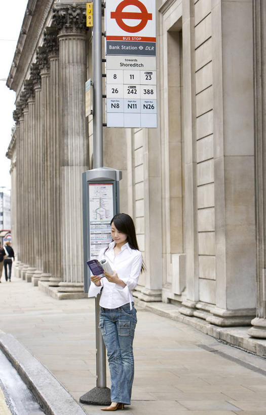 东方人,一个人,站,竖图,室外,白天,侧面,车站,亚洲,仅一个年轻女性,仅一个女性,仅一个人,握,服装,裤子,英文,标志,文字,字符,字母,站台,拿,拿着,注视,牛仔裤,休闲装,黄种人,标识,月台,衣服,观察,看,站着,休闲,休闲服,握着,服饰,观看,英文字母,察看,关注,年轻女性,女人,女性,亚洲人,站立,彩图,全身,公共汽车站,汽车车站,汽车站