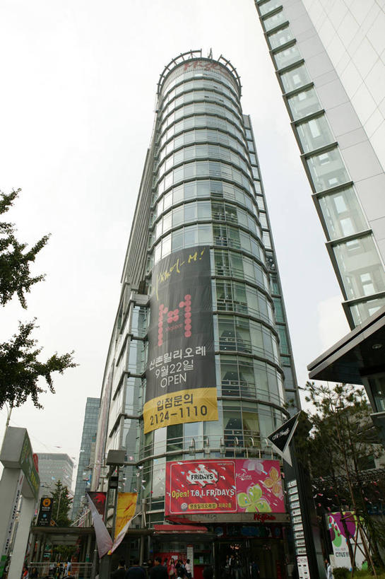 无人,高楼大厦,商店,竖图,室外,白天,仰视,购物,度假,消费,美景,植物,城市风光,超市,城市,大厦,建筑,摩天大楼,商场,朝鲜,韩国,亚洲,信息,景观,娱乐,建设,布告,布告栏,树,树木,绿色,天空,自然,天,享受,休闲,景色,放松,金融,百货,生长,成长,通知,公告,传播,消息,选购,贸易,百货公司,东亚,血拼,大韩民国,朝鲜半岛,朝鲜民主主义人民共和国,公布栏,韩半岛,彩图,低角度拍摄,大楼,高层建筑,高楼,购物商场,购物中心,摩天楼,商业中心