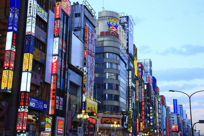 无人,高楼大厦,商店,横图,室外,白天,仰视,购物,度假,消费,美景,日落,城市风光,超市,城市,大厦,建筑,路灯,摩天大楼,商场,照明,东京,日本,亚洲,阴影,光线,信息,影子,景观,晚霞,霞光,落日,灯光,新宿,娱乐,建设,布告,布告栏,灯,黄昏,享受,休闲,景色,彩霞,放松,金融,百货,照亮,通知,公告,传播,照明设备,消息,选购,贸易,百货公司,东亚,本州,关东地方,本州岛,日本国,东京都,新宿区,血拼,县厅,东京市,歌舞伎町,夕照,薄暮,公布栏,夕阳,彩图,低角度拍摄,傍晚,大楼,高层建筑,高楼,购物商场,购物中心,摩天楼,商业中心,斜阳