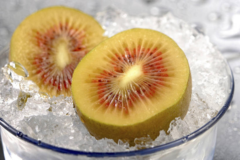 无人,横图,俯视,室内,特写,白天,猕猴桃,杯子,水果,一堆,许多,阴影,堆叠,堆积,朦胧,模糊,新鲜,反射,影子,冰,生食,冰块,食品,果实,很多,冷冻,玻璃制品,食物,两个,一个,水杯,寒冷,有机食品,绿色食品,冷藏,单个,堆,冰冷,横截面,剖面,保鲜,截面,截面图形,玻璃杯,奇异果,猕猴梨,彩图,高角度拍摄,黄金奇异果,金猕猴桃