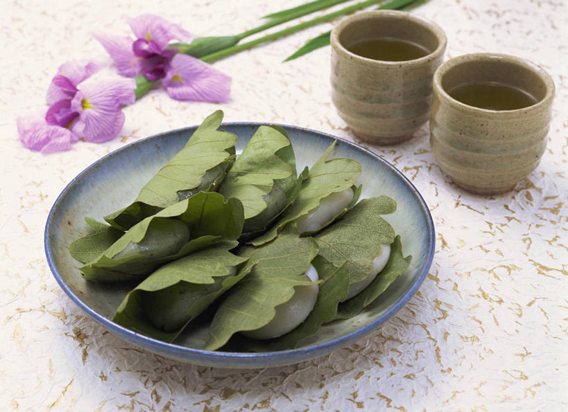 无人,横图,俯视,室内,特写,白天,幸福,餐桌,茶,桌子,杯子,叶子,国际儿童节,阴影,节日,庆祝,盛开,反射,影子,茶叶,年糕,绿叶,花蕾,文化,娱乐,花,花瓣,花朵,鲜花,两朵,两个,粉色,水杯,花苞,花蕊,祈祷,庆典,享受,休闲,温馨,嫩叶,放松,乐趣,许愿,餐台,纪念,祈求,祭祀,镜饼,儿童节,提神,舒适,醒脑,平安,叶,叶片,茶杯,彩图,高角度拍摄,传统文化,六一国际儿童节