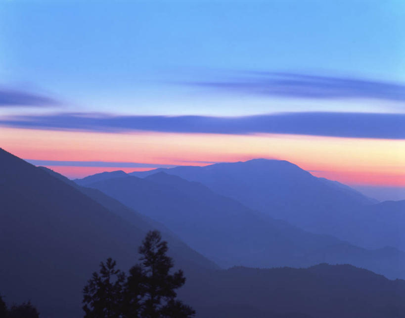 无人,横图,室外,白天,正面,旅游,度假,日出,美景,山,山脉,太阳,植物,奈良县,日本,亚洲,景观,山峰,朝霞,晨曦,黎明,山峦,娱乐,树,树木,绿色,阳光,自然,群山,享受,休闲,景色,放松,生长,成长,连绵,绵延,自然风光,东亚,本州,本州岛,日本国,近畿地方,奈良,近畿,联贯,朝阳,彩图,卯时,破晓,日始,吉野郡