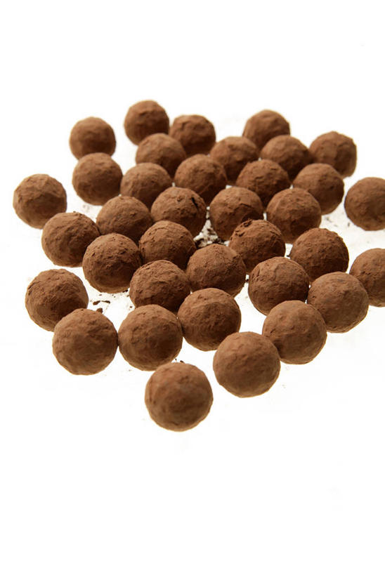 无人,竖图,俯视,室内,特写,白天,白色背景,许多,阴影,反射,影子,食品,糖,糖果,甜点,甜品,褐色,松露巧克力,很多,食物,甜食,巧克力,摄影,影棚,朱古力,彩图,高角度拍摄,影棚拍摄,拍摄