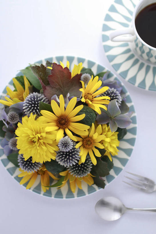 咖啡,无人,竖图,俯视,室内,特写,白天,白色背景,幸福,智慧,杯子,餐具,阴影,艺术,盛开,反射,叉子,瓷器,碟子,盘,影子,勺子,咖啡杯,陶瓷制品,花蕾,文化,娱乐,花,花瓣,花朵,鲜花,饮料,插花,盘子,调羹,碟,汤匙,花苞,花蕊,享受,休闲,温馨,菊花,放松,乐趣,摄影,影棚,插花艺术,创造,提神,舒适,创作,瓷杯,醒脑,想象,餐叉,软饮料,蓝刺头,进餐用具,彩图,高角度拍摄,影棚拍摄,拍摄,驴欺口