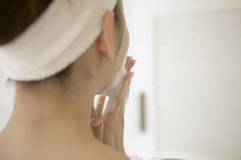 东方人,脸,头,脸颊,手,一个人,横图,室内,特写,白天,化妆,美容,卫生间,浴室,亚洲,双手,仅一个年轻女性,仅一个女性,仅一个人,擦,抚摸,护肤,美白,束发带,黄种人,背面,清洁,保养,享受,休闲,手部,放松,去角质,擦拭,保健,洁面乳,保湿,滋润,护肤品,洗面奶,去死皮,护肤用品,舒缓,养颜,去污,控油,紧肤,嫩肤,祛痘,去痘,祛角质,抗衰,再生,增白,补水,祛斑,抗皱,防皱,除皱,去皱,揩擦,拭,年轻女性,女人,女性,亚洲人,头部,脸部,脸蛋,面部,淋浴房,半身,彩图,冲凉房,沐浴间,沐浴室,轻抚