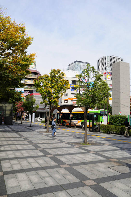 无人,高楼大厦,竖图,室外,白天,正面,度假,美景,植物,城市风光,城市,大厦,道路,建筑,路,摩天大楼,公路,东京,日本,亚洲,阴影,光线,影子,景观,交通,娱乐,建设,树,树木,蓝色,绿色,蓝天,天空,阳光,自然,天,享受,休闲,景色,放松,生长,晴朗,成长,东亚,本州,万里无云,关东地方,本州岛,日本国,东京都,墨田区,晴空,晴空万里,马路,彩图,大楼,高层建筑,高楼,摩天楼,锦糸町