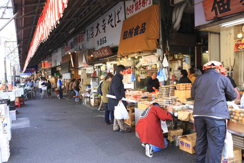 东方人,商店,站,蹲,横图,室外,白天,购物,消费,东京,日本,亚洲,握,服装,标志,文字,字符,许多人,拿,拿着,注视,休闲装,黄种人,标识,商铺,顾客,背面,衣服,观察,看,站着,一群人,休闲,休闲服,汉字,握着,金融,服饰,观看,察看,关注,中文,选购,贸易,东亚,本州,关东地方,本州岛,日本国,东京都,血拼,国文,华文,市肆,商号,主顾,筑地,筑地市场,男人,男性,年轻男性,年轻女性,女人,女性,中年男性,中年女性,亚洲人,蹲着,站立,半身,彩图,店铺