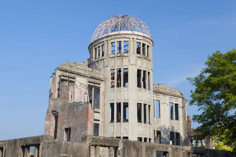 无人,公园,栏杆,横图,室外,白天,仰视,旅游,度假,植物,标志建筑,地标,建筑,广岛县,日本,亚洲,阴影,光线,影子,云,云朵,围栏,云彩,娱乐,建设,护栏,树,树木,蓝色,绿色,白云,蓝天,天空,阳光,自然,天,享受,休闲,旅游胜地,放松,生长,晴朗,成长,东亚,本州,本州岛,日本国,广岛和平纪念公园,広岛,中国地方,晴空,彩图,低角度拍摄,广岛和平纪念资料馆