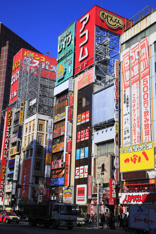 东方人,商店,走,竖图,室外,白天,仰视,购物,度假,消费,美景,城市风光,超市,城市,道路,路,商场,公路,东京,日本,亚洲,行人,阴影,服装,光线,日文,标志,文字,影子,支架,字符,景观,交通,新宿,许多人,注视,休闲装,黄种人,娱乐,标识,路人,架子,脚手架,施工,衣服,蓝色,蓝天,天空,阳光,天,观察,看,一群人,享受,休闲,休闲服,景色,放松,金融,百货,服饰,晴朗,观看,支撑,固定,察看,关注,选购,贸易,百货公司,东亚,本州,万里无云,关东地方,本州岛,日本国,东京都,新宿区,日语,血拼,县厅,东京市,歌舞伎町,过客,男人,男性,年轻男性,年轻女性,女人,女性,亚洲人,晴空,晴空万里,马路,步行,散步,走路,半身,彩图,低角度拍摄,购物商场,购物中心,商业中心,稳固