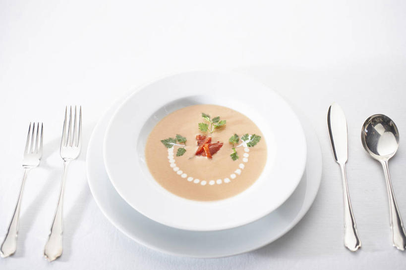 无人,横图,俯视,室内,特写,白天,烹饪,西餐,餐桌,桌子,蔬菜,西红柿,餐具,阴影,灰色背景,新鲜,反射,叉子,刀叉,刀子,碟子,盘,影子,勺子,蔬菜汤,汤,料理,食品,菜肴,美食,食物,两个,盘子,调羹,碟,汤匙,西式,摄影,佳肴,有机食品,绿色食品,影棚,餐台,餐刀,餐叉,羹汤,进餐用具,洋柿子,柑仔蜜,番茄,臭柿,彩图,高角度拍摄,影棚拍摄,拍摄,六月柿,蔬菜浓汤,番茄浓汤,喜报三元