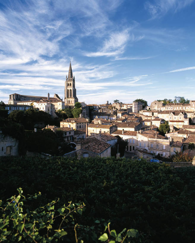 无人,家,竖图,室外,白天,正面,旅游,度假,美景,树林,植物,别墅,城市风光,城市,建筑,法国,欧洲,阴影,光线,影子,房屋,屋子,景观,云,云朵,公寓,建筑群,塔,云彩,娱乐,建设,洋房,楼房,住宅,树,树木,蓝色,绿色,白云,蓝天,天空,阳光,自然,天,享受,休闲,景色,放松,生长,晴朗,成长,西欧,法兰西,法兰西共和国,阿基坦,法兰西第五共和国,亚魁当,吉伦特省,阿基坦大区,吉伦特,晴空,彩图,房子,圣埃米利翁