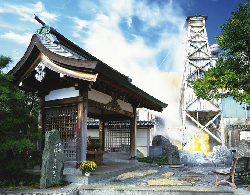 无人,寺庙,横图,室外,白天,正面,旅游,度假,雾,标志建筑,道路,地标,建筑,路,雕塑,东京,日本,亚洲,阴影,沸腾,节日,艺术,装饰,光线,蒸汽,雕刻,雕像,影子,云,云朵,小路,塔,交通,水蒸气,燃烧,云彩,文化,娱乐,建设,石雕,石刻,蓝色,白云,蓝天,天空,阳光,石碑,香火,工艺品,庙宇,天,祈祷,享受,休闲,健康,旅游胜地,放松,许愿,宗教,信仰,千代田区,晴朗,纪念,祈求,美术,主题,陈列,东亚,本州,关东地方,本州岛,日本国,东京都,靖国神社,蒸发,功能,美学,平安,晴空,彩图,庙,寺