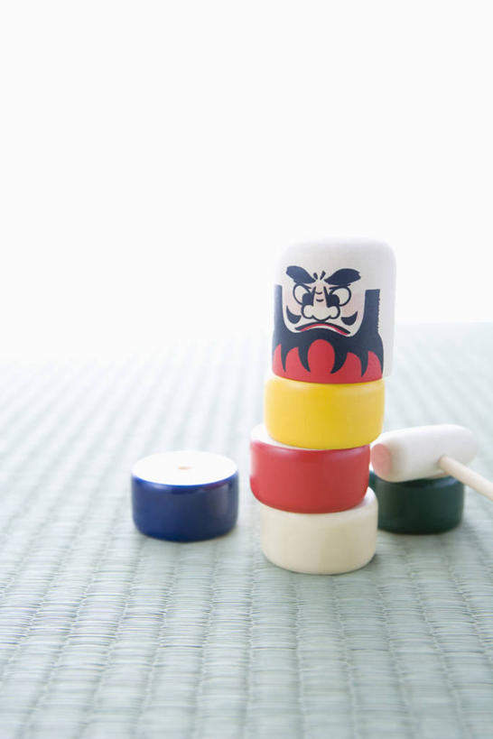 无人,竖图,室内,特写,白天,白色背景,正面,静物,阴影,朦胧,模糊,反射,娃娃,影子,塌塌米,榻榻米,祝福,文化,传统,一个,祈祷,祈福,健康,许愿,摄影,影棚,单个,纪念,祈求,吉祥,叠席,好运,平安,彩图,影棚拍摄,拍摄,达摩吉祥娃娃