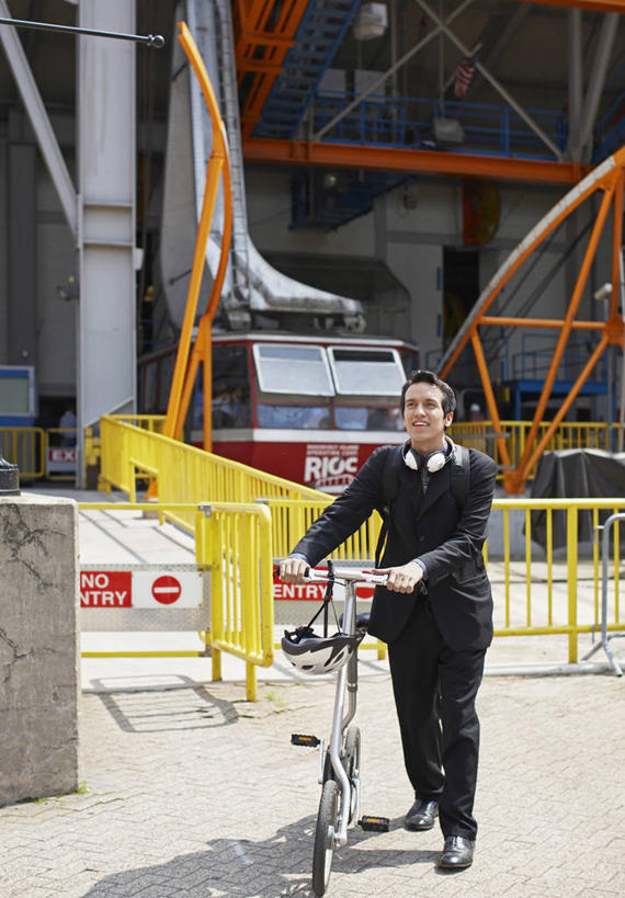 西方人,一个人,商务人士,商务男性,栏杆,站,竖图,室外,白天,正面,衬衫,道路,路,自行车,欧洲,欧洲人,仅一个男性,仅一个人,一辆,握,阴影,套装,光线,影子,围栏,小路,领带,交通,注视,护栏,车,脚踏车,缆车,仅一个年轻男性,阳光,交通工具,观察,看,站着,便捷,握着,观看,察看,便利,象征,庄重,关注,载具,商务装,身份,工薪阶层,索道,正式,地位,方便,缆索铁路,男人,男性,年轻男性,白种人,白领,上班族,站立,彩图,全身,衬衣,折叠自行车