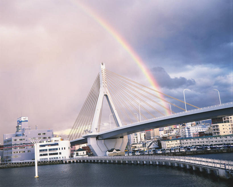 无人,高楼大厦,横图,室外,白天,正面,度假,彩虹,海浪,海洋,美景,城市风光,城市,大桥,大厦,建筑,摩天大楼,桥梁,日本,亚洲,阴影,光线,影子,景观,浪花,云,云朵,建筑群,斜拉桥,桥,云彩,娱乐,建设,蓝色,白云,蓝天,天空,阳光,海水,天,享受,休闲,景色,放松,晴朗,海景,东亚,本州,本州岛,日本国,青森,青森县,东北地方,青森港湾大桥,斜张桥,大海,风浪,海,海水的波动,近岸浪,涌浪,虹,虹桥,七彩虹,晴空,天虹,彩图,大楼,高层建筑,高楼,摩天楼