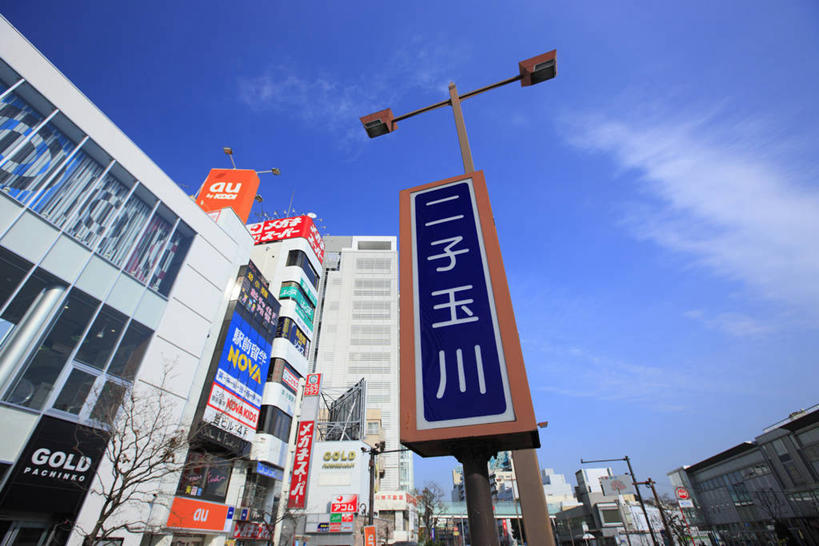 无人,高楼大厦,横图,室外,白天,仰视,度假,美景,城市风光,城市,大厦,建筑,路灯,摩天大楼,指示牌,照明,东京,日本,亚洲,阴影,光线,日文,标志,路标,文字,影子,字符,景观,云,云朵,灯光,云彩,娱乐,标识,路牌,灯,一个,蓝色,白云,蓝天,天空,阳光,天,享受,休闲,景色,放松,晴朗,单个,照亮,照明设备,东亚,本州,关东地方,本州岛,日本国,东京都,日语,晴空,彩图,低角度拍摄,大楼,高层建筑,高楼,摩天楼,世田谷区,二子玉川