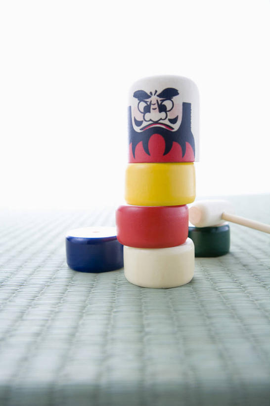 无人,竖图,室内,特写,白天,白色背景,正面,静物,阴影,朦胧,模糊,反射,娃娃,影子,祝福,文化,传统,一个,祈祷,祈福,健康,许愿,摄影,影棚,单个,纪念,祈求,吉祥,好运,平安,彩图,影棚拍摄,拍摄,达摩吉祥娃娃