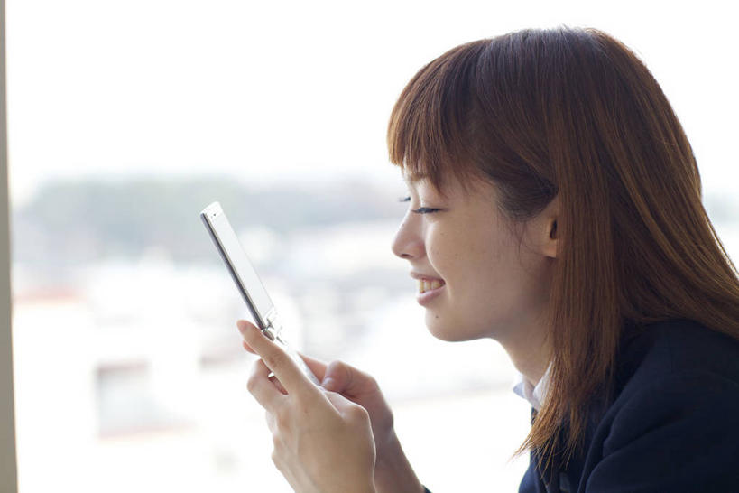 东方人,一个人,坐,笑,打电话,微笑,露齿笑,横图,室内,白天,侧面,制服,窗户,电话,手机,亚洲,仅一个年轻女性,仅一个女性,仅一个人,握,阴影,服装,朦胧,模糊,反射,影子,注视,黄种人,通讯设备,玻璃窗,观察,看,校服,握着,观看,察看,关注,智能手机,学生服,一部,交流,年轻女性,女人,女性,亚洲人,沟通,通话,坐着,半身,彩图,日本校服