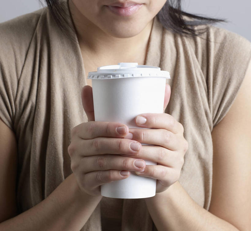 东方人,一个人,站,捧,横图,室内,特写,白天,正面,杯子,亚洲,仅一个年轻女性,仅一个女性,仅一个人,阴影,灰色背景,服装,反射,影子,休闲装,黄种人,一个,衣服,纸制品,站着,休闲,休闲服,摄影,服饰,影棚,单个,纸杯,一次性杯子,年轻女性,女人,女性,亚洲人,端,端着,捧着,手捧,站立,半身,彩图,影棚拍摄,拍摄