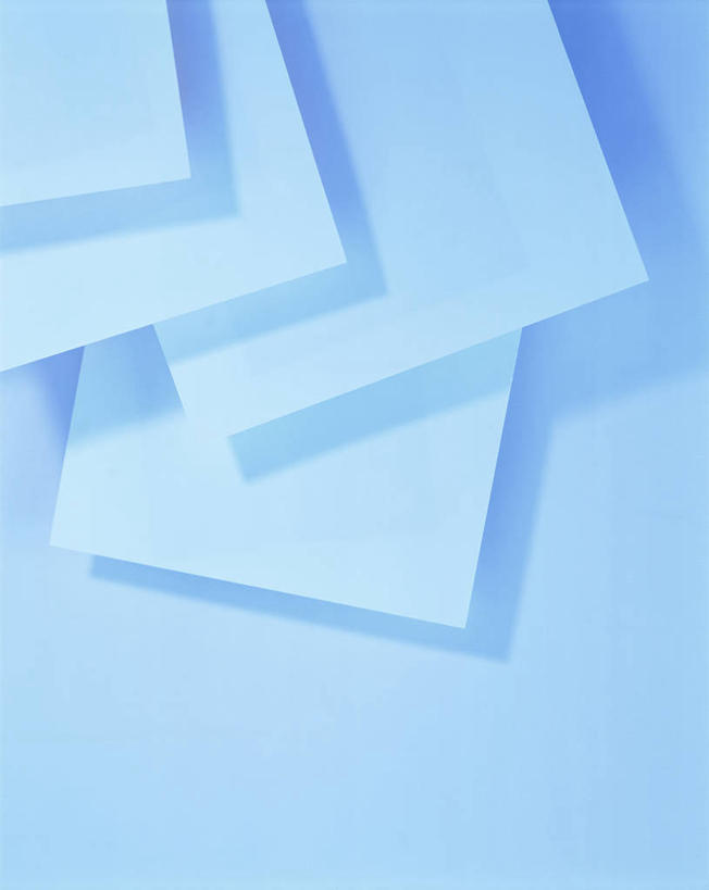 无人,竖图,俯视,室内,特写,白天,静物,阴影,蓝色背景,反射,影子,纸,纸张,四张,白纸,摄影,影棚,彩图,高角度拍摄,影棚拍摄,拍摄