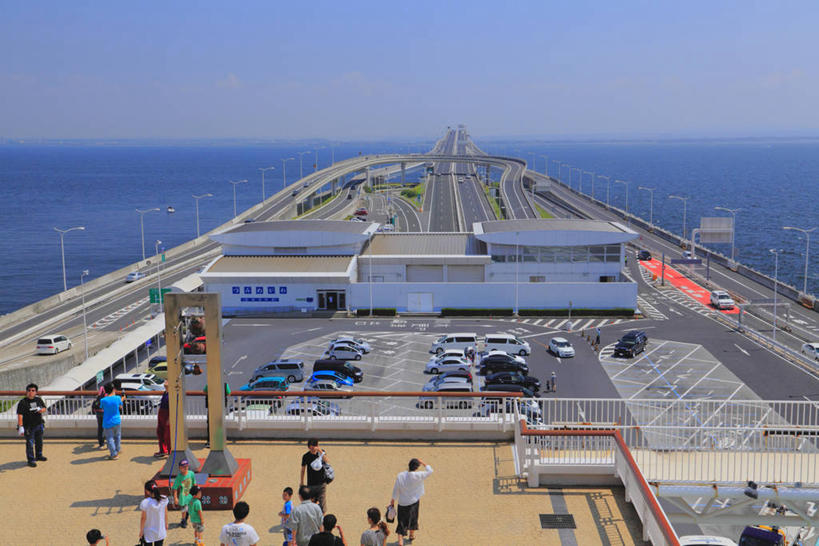 东方人,家,停车场,栏杆,站,横图,室外,白天,正面,消失点,度假,海浪,海洋,美景,城市风光,城市,道路,路,公路,汽车,日本,亚洲,一排,许多,行人,游客,游人,阴影,服装,整齐,并列,并排,光线,影子,房屋,屋子,景观,浪花,水平线,围栏,辽阔,分界线,停车线,交通,海平线,千叶县,很多,许多人,休闲装,黄种人,娱乐,护栏,楼房,路人,旅客,住宅,车,排列,衣服,蓝色,蓝天,天空,阳光,海水,交通工具,轿车,天,站着,一群人,享受,休闲,广阔,休闲服,景色,放松,服饰,晴朗,车行道,车行道分界线,一望无际,队列,载具,标线,平行,海景,东亚,车行线,本州,万里无云,关东地方,本州岛,日本国,千叶,无边无际,一马平川,过客,男人,男性,年轻男性,年轻女性,女人,女性,亚洲人,大海,风浪,海,海水的波动,近岸浪,涌浪,晴空,晴空万里,马路,站立,半身,彩图,没影点,灭点,房子,泊车场,木更津市,水天相接,水天一线,东京湾跨海公路,东京湾跨海公路及其联络线,东京湾水线及其联络线,海萤岛,海萤火虫PA