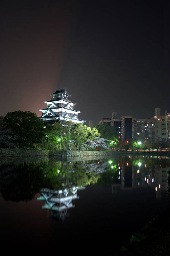 无人,竖图,室外,夜晚,正面,旅游,度假,河流,名胜古迹,水,植物,标志建筑,地标,建筑,夜景,广岛县,日本,亚洲,阴影,遗迹,光线,瓦片,影子,堡垒,城堡,屋檐,河水,水流,灯光,古迹,文物,娱乐,建设,古建筑,檐,树,树木,绿色,倒影,天空,自然,天,享受,休闲,旅游胜地,放松,生长,成长,倒映,要塞,古文明,东亚,本州,本州岛,日本国,广岛,広岛,中国地方,县厅,反照,广岛市区,広岛市,设防,彩图,鲤城,广岛城