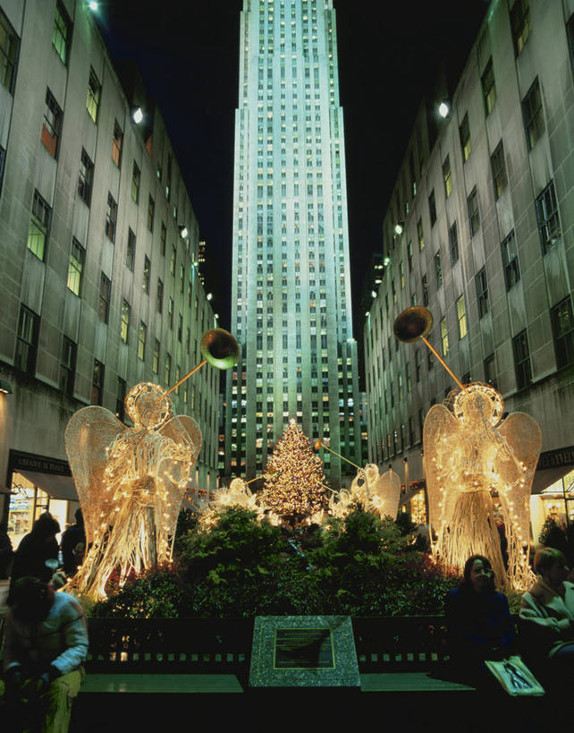 无人,高楼大厦,竖图,室外,夜晚,正面,度假,美景,植物,城市风光,城市,大厦,建筑,摩天大楼,夜景,照明,纽约,美国,圣诞节,阴影,节日,庆祝,装饰,环绕,缠绕,光线,彩灯,挂饰,影子,景观,灯光,曼哈顿,圣诞树,圣诞球,文化,娱乐,灯,球,树,树木,绿色,自然,灯具,庆典,享受,休闲,球体,景色,放松,花灯,生长,成长,纪念,华丽,修饰,照亮,点缀,北美,北美洲,照明设备,美洲,纠缠,第五大道,纽约市,纽约州,帝国之州,帝国州,北亚美利加洲,亚美利加洲,衬托,美观,雅致,雅观,纽约第五街,洛克菲勒,洛克菲勒中心,洛克斐勒中心,彩图,大楼,高层建筑,高楼,摩天楼,美利坚合众国,曼哈顿区,纽约县,曼哈顿岛