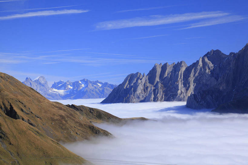 无人,横图,室外,白天,正面,旅游,度假,美景,山,山脉,瑞士,欧洲,阿尔卑斯山,阴影,光线,影子,景观,山峰,云,云朵,云海,山峦,云层,云彩,娱乐,蓝色,白云,蓝天,天空,阳光,自然,群山,天,享受,休闲,景色,放松,晴朗,自然风光,中欧,阿尔卑斯山脉,瑞士联邦,自然景观,晴空,彩图,伯恩兹阿尔卑斯山脉,伯尔尼兹山