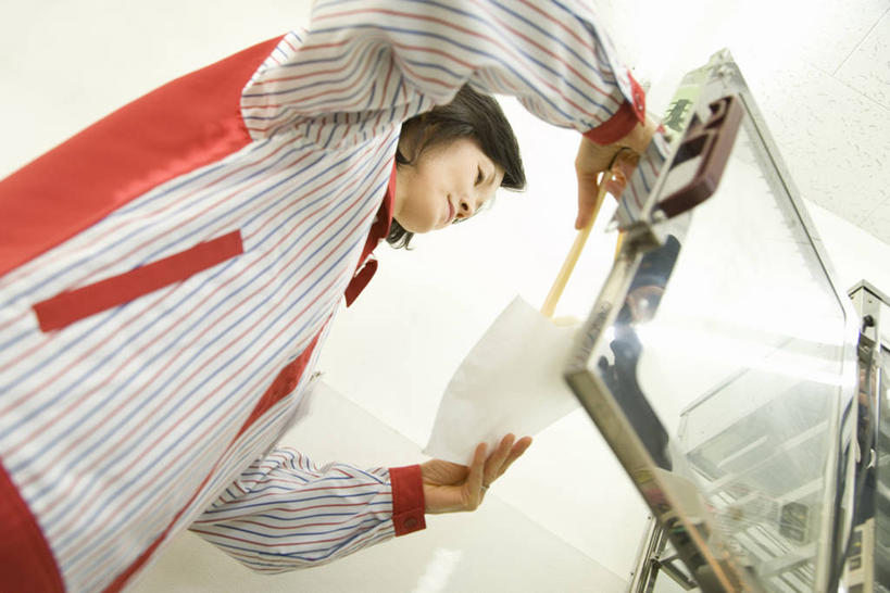 点心,东方人,一个人,店员,商店,站,横图,室内,白天,仰视,工作服,制服,购物,消费,天花板,超市,亚洲,仅一个女性,仅一个人,握,阴影,反射,影子,墙,料理,食品,面点,注视,黄种人,馒头,美食,墙壁,墙面,食物,一个,白色,夹子,柜台,低头,观察,看,站着,仅一个中年女性,营业员,中式,展示,握着,金融,百货,便利店,单个,观看,出售,察看,关注,选购,贸易,食品夹,食物夹,面包夹,意粉夹,血拼,零售店,垂头,展示柜,销售人员,工作制服,女人,女性,中年女性,亚洲人,售货员,站立,半身,彩图,低角度拍摄,工作套服,店铺,杂货店,杂货铺