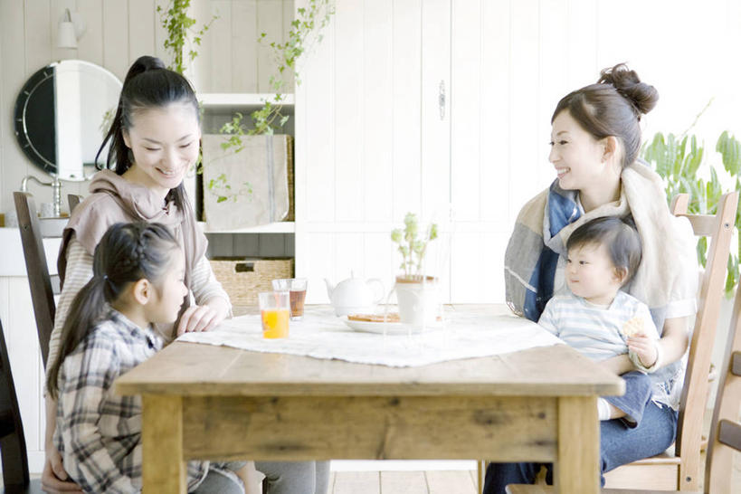 果汁,东方人,婴儿,儿童,四个人,家庭,母亲,女儿,伙伴,朋友,坐,笑,微笑,露齿笑,横图,室内,白天,正面,友谊,纯洁,餐桌,柜子,镜子,桌子,杯子,椅子,亚洲,阴影,服装,朦胧,模糊,装饰,反射,布料,影子,木椅,墙,饮品,储物柜,一杯,布纹,扭头,注视,休闲装,黄种人,墙壁,墙面,玻璃制品,桌布,饮料,一个,小孩,衣服,白色,餐巾,水杯,围巾,台布,低头,观察,看,转头,休闲,温暖,温馨,母女,一家人,休闲服,可爱,母爱,童年,童趣,服饰,活泼,单个,餐台,围脖,观看,保暖,华丽,点缀,镜像,和睦,察看,御寒,镜面,储存,关注,可口,宝宝,童真,纯真,烂漫,无邪,衬托,美观,雅致,雅观,垂头,适口,储备,蕴藏,贮备,伶俐,天真,友情,年轻女性,女孩,女人,女性,亚洲人,孩子,年轻人,玻璃杯,餐桌布,坐着,半身,彩图,融洽,贮存,女生