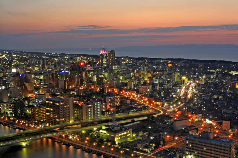 无人,高楼大厦,横图,全景,俯视,航拍,室外,白天,度假,美景,日落,天际线,城市风光,城市,大厦,建筑,路灯,摩天大楼,桥梁,照明,日本,亚洲,景观,晚霞,霞光,云,云朵,落日,建筑群,桥,灯光,云彩,娱乐,建设,石桥,拱桥,灯,白云,黄昏,享受,休闲,景色,彩霞,放松,拱形,人行桥,石拱桥,照亮,照明设备,鸟瞰,东亚,本州,本州岛,日本国,中部地方,新潟,新潟县,县厅,新潟市,夕照,薄暮,信浓川,夕阳,彩图,高角度拍摄,傍晚,大楼,高层建筑,高楼,摩天楼,朱鹭展览馆,斜阳