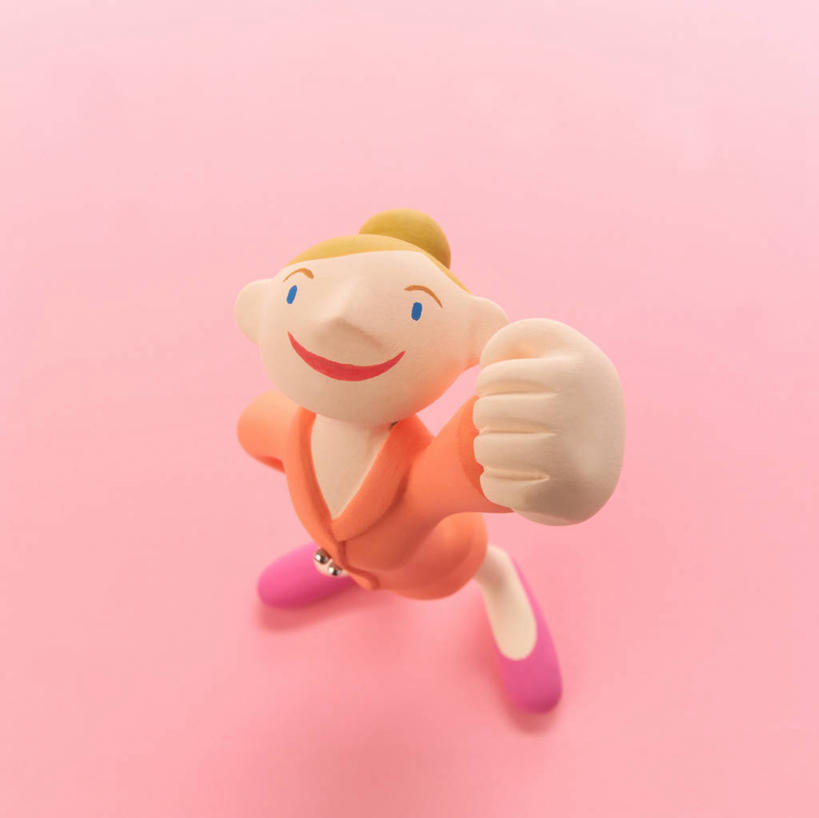 东方人,一个人,无人,商务人士,商务女性,站,举,笑,微笑,露齿笑,横图,俯视,室内,特写,白天,快乐,兴奋,骄傲,成功,胜利,静物,雕塑,亚洲,仅一个年轻女性,仅一个女性,仅一个人,握,阴影,粉色背景,套装,艺术,装饰,反射,雕刻,雕像,影子,注视,黄种人,一个,工艺品,观察,看,托,握拳,站着,自信,握着,摄影,影棚,单个,观看,纪念,美术,察看,关注,主题,商务装,陈列,工薪阶层,功能,美学,年轻女性,女人,女性,亚洲人,白领,上班族,举起,举手,举着,抬头,向上举,向上伸,向上托,仰头,站立,彩图,高角度拍摄,全身,影棚拍摄,欢乐,开心,拍摄,拟人