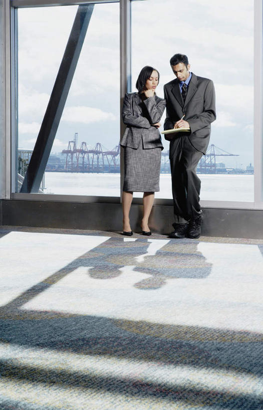 东方人,西方人,两个人,伙伴,朋友,商务人士,商务男性,商务女性,办公室,站,竖图,室内,白天,正面,衬衫,西装,商务,讨论,友谊,合作,团队,职员,落地窗,港口,欧洲,欧洲人,亚洲,套装,正装,材料,文件,影子,海湾,注视,职业装,黄种人,白云,蓝天,观察,记录,看,站着,聊天,美女,帅哥,战略,观看,察看,关注,海景,联合,合谋,配合,协作,男人,男性,年轻男性,年轻女性,女人,女性,白种人,亚洲人,白领,商人,上班族,大海,沟通,彩图,全身,衬衣,海港,白领阶层,办公室职员