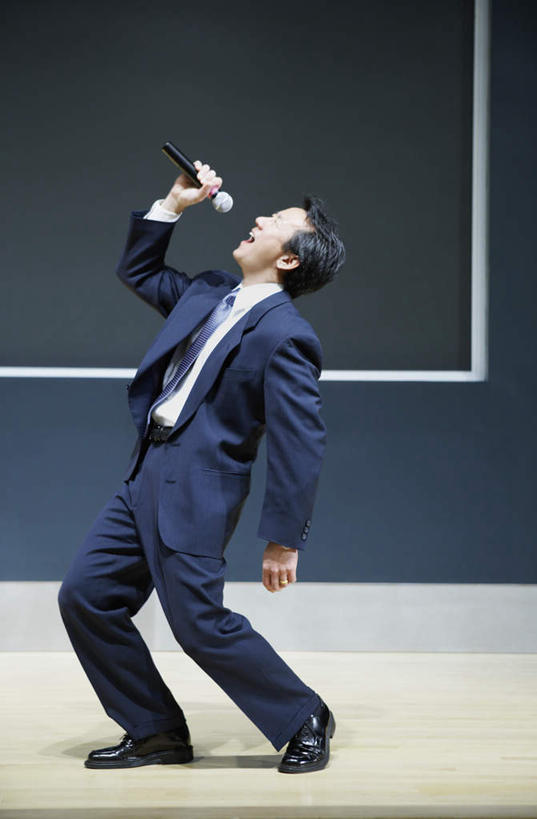 东方人,一个人,商务人士,商务男性,办公室,站,竖图,室内,白天,正面,衬衫,西装,兴奋,亚洲,仅一个男性,仅一个人,仅一个中年男性,套装,正装,注视,职业装,黄种人,观察,看,演讲,站着,激情,观看,察看,演说,关注,商务装,演唱,工薪阶层,男人,男性,中年男性,亚洲人,白领,上班族,彩图,全身,衬衣