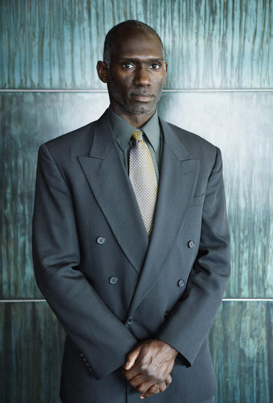 西方人,一个人,商务人士,商务男性,站,竖图,室内,白天,正面,衬衫,欧洲,非洲,黑人,欧洲人,仅一个男性,仅一个人,仅一个中年男性,阴影,套装,光线,影子,注视,观察,看,站着,观看,察看,关注,商务装,工薪阶层,男人,男性,中年男性,非洲人,白领,上班族,半身,彩图,衬衣