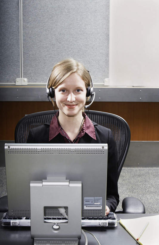 西方人,一个人,商务人士,电话接线员,商务女性,办公室,坐,笑,微笑,竖图,室内,白天,正面,商务,职员,客服,电脑,欧洲,欧洲人,仅一个人,话务员,注视,耳机,耳麦,观察,看,台式电脑,美女,观看,察看,关注,计算机,年轻女性,女人,女性,白种人,白领,接线员,上班族,坐着,半身,彩图,白领阶层,办公室职员