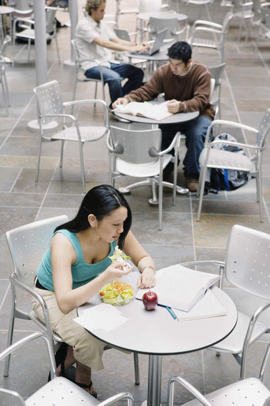 东方人,西方人,三个人,伙伴,朋友,学生,坐,笑,微笑,露齿笑,竖图,俯视,室内,白天,看书,阅读,友谊,苹果,书籍,水果,欧洲,欧洲人,亚洲,学习,服装,新鲜,生食,食品,果实,注视,休闲装,黄种人,蛇果,食物,衣服,书本,红苹果,观察,看,休闲,同学,休闲服,读书,浏览,服饰,有机食品,绿色食品,观看,察看,知识,校友,关注,同窗,学友,友情,男人,男性,年轻男性,年轻女性,女人,女性,白种人,亚洲人,大学生,书,坐着,彩图,高角度拍摄,全身