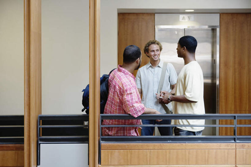 西方人,三个人,伙伴,朋友,学校,栏杆,站,笑,微笑,露齿笑,横图,室内,白天,正面,友谊,分享,欧洲,欧洲人,服装,书包,围栏,注视,休闲装,校园,护栏,衣服,背包,观察,看,站着,休闲,教室,休闲服,服饰,观看,察看,关注,友情,男人,男性,年轻男性,白种人,大学生,半身,彩图