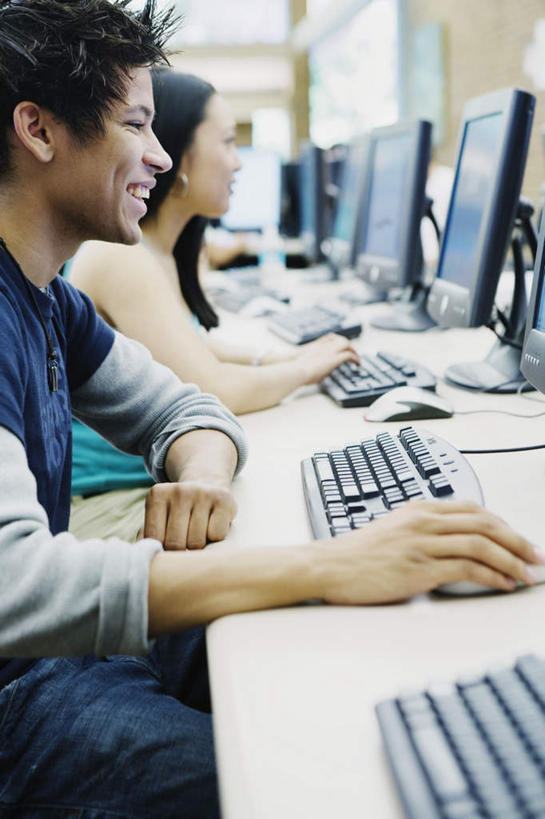 脸,头,脸颊,两个人,伙伴,朋友,学生,坐,笑,微笑,露齿笑,竖图,室内,特写,白天,侧面,友谊,电脑,欧洲,黑人,欧洲人,亚洲,阴影,朦胧,模糊,光线,影子,注视,休闲装,通讯设备,肩膀,阳光,观察,看,上课,教室,观看,察看,机房,关注,通信设备,上网,友情,男人,男性,年轻男性,年轻女性,女人,女性,白种人,亚洲人,头部,脸部,脸蛋,面部,坐着,半身,彩图