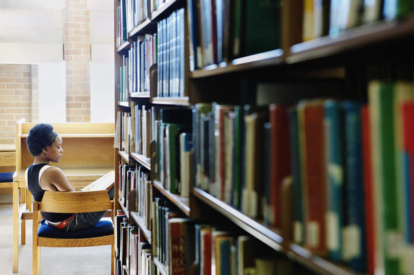 一个人,学生,图书馆,坐,横图,室内,白天,侧面,看书,阅读,书架,书籍,欧洲,非洲,黑人,欧洲人,仅一个年轻女性,仅一个女性,仅一个人,许多,学习,服装,朦胧,模糊,木质,坐垫,休闲装,排列,衣服,蓝色,课桌,书本,看,休闲,休闲服,读书,浏览,服饰,年轻女性,女人,女性,非洲人,书,坐着,半身,彩图,阅览室