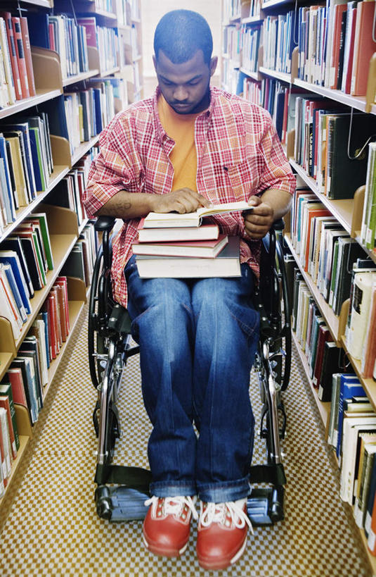 一个人,学生,图书馆,坐,竖图,室内,白天,正面,看书,阅读,书籍,欧洲,非洲,黑人,欧洲人,仅一个男性,仅一个人,一辆,一排,许多,学习,阴影,整齐,光线,工具,影子,休闲装,排列,仅一个年轻男性,轮椅,书本,书柜,复健,看,康复,器械,书橱,读书,浏览,医疗设备,队列,医疗器械,医疗工具,辅助设备,男人,男性,年轻男性,非洲人,书,坐着,彩图,全身,阅览室