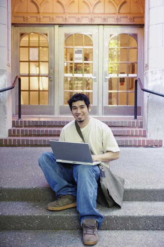 东方人,一个人,坐,笑,微笑,露齿笑,竖图,室外,白天,正面,电脑,笔记本电脑,亚洲,仅一个男性,仅一个人,阴影,服装,光线,网络,包,影子,房屋,屋子,灯光,注视,休闲装,黄种人,通讯设备,楼房,台阶,仅一个年轻男性,衣服,观察,看,休闲,休闲服,服饰,观看,单肩包,察看,无线,关注,通信设备,无线网络,无线上网,便携式电脑,手提电脑,男人,男性,年轻男性,亚洲人,坐着,彩图,全身,房子