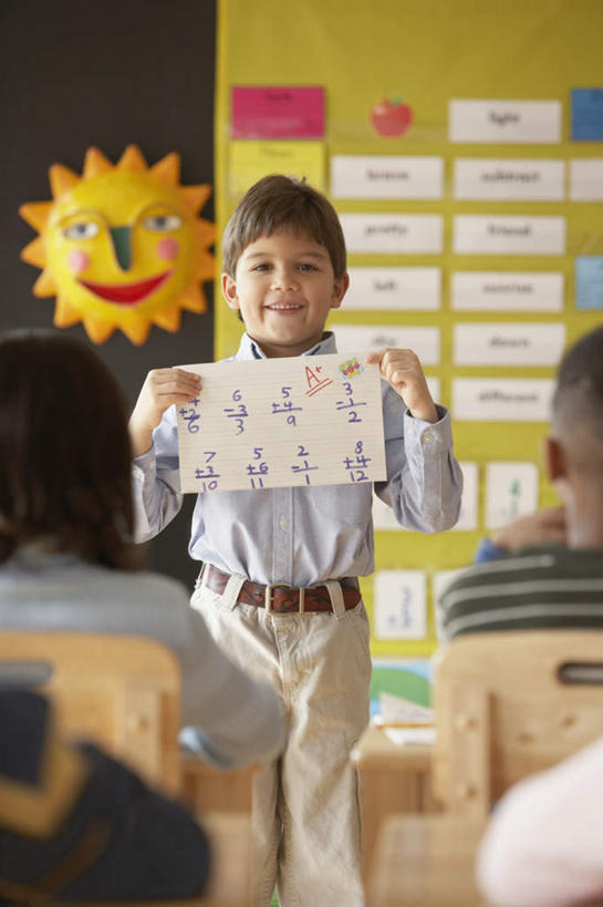 儿童,背部,伙伴,朋友,站,坐,笑,微笑,露齿笑,竖图,室内,白天,正面,友谊,纯洁,太阳,椅子,欧洲,欧洲人,五个人,学习,服装,朦胧,模糊,装饰,木质,许多人,拿,拿着,休闲装,装饰品,小孩,衣服,黑板,站着,一群人,休闲,教室,同学,休闲服,可爱,童年,童趣,服饰,校友,童真,烂漫,无邪,成绩单,同窗,学友,天真,友情,男孩,男人,男性,女孩,女人,女性,白种人,坐着,半身,彩图,男生,女生