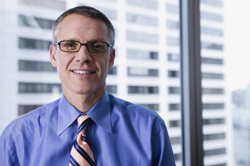 西方人,脸,头,脸颊,一个人,商务人士,商务男性,办公室,高楼大厦,坐,笑,微笑,露齿笑,横图,室内,特写,白天,背景,正面,衬衫,商务,办公楼,职员,窗户,落地窗,写字楼,欧洲,欧洲人,仅一个男性,仅一个人,仅一个中年男性,条纹,套装,正装,朦胧,模糊,眼镜,领带,职业装,玻璃窗,楼层,摩天大厦,金融,商务套装,经济,商务装,近视眼镜,贸易,工薪阶层,男人,男性,中年男性,白种人,头部,脸部,脸蛋,面部,白领,商人,上班族,坐着,半身,彩图,衬衣,白领阶层,办公室职员