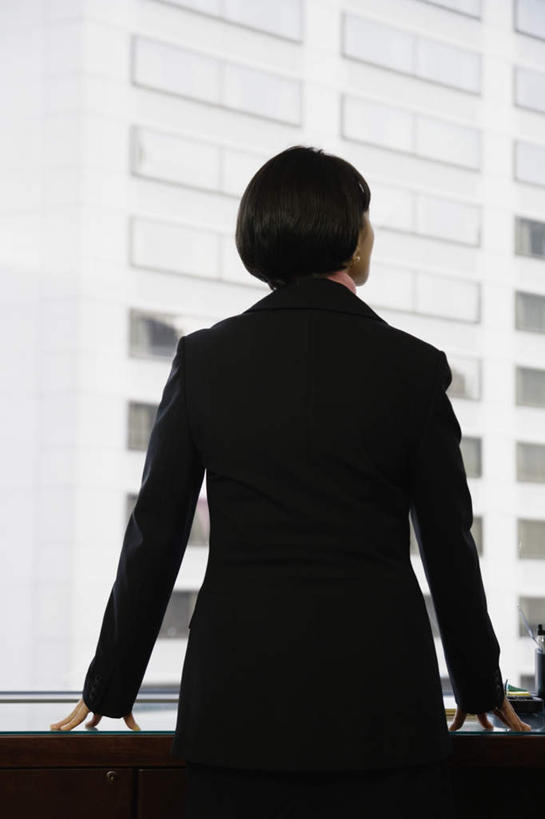 西方人,一个人,商务人士,商务女性,办公室,高楼大厦,站,竖图,室内,白天,西装,商务,办公楼,职员,窗户,落地窗,桌子,写字楼,欧洲,欧洲人,仅一个人,撑,眺望,套装,正装,远望,职业装,玻璃窗,背面,楼层,站着,休息,休闲,摩天大厦,放松,美女,金融,商务套装,经济,领导,撑着,商务装,领袖,贸易,工薪阶层,年轻女性,女人,女性,中年女性,白种人,白领,商人,上班族,半身,彩图,西服,白领阶层,办公室职员