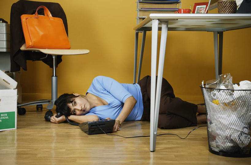 西方人,一个人,商务人士,商务女性,躺,捧,打电话,横图,室内,白天,侧面,显示器,桌面,桌子,电话,书籍,椅子,欧洲,欧洲人,仅一个年轻女性,仅一个女性,仅一个人,套装,包,档案,公文包,墙,拿,拿着,注视,通讯设备,墙壁,衣服,会议椅,资料,观察,看,休闲服,观看,办公椅,察看,关注,文档,液晶显示器,商务装,垃圾篓,垃圾筐,工薪阶层,输出设备,商务椅,培训椅,交流,年轻女性,女人,女性,白种人,白领,上班族,沟通,捧着,躺着,通话,彩图,全身,西服