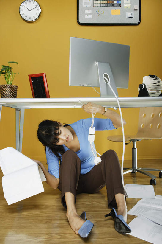 西方人,一个人,商务人士,商务女性,坐,捧,打电话,竖图,室内,白天,正面,显示器,地板,桌面,桌子,电话,书籍,椅子,欧洲,欧洲人,仅一个年轻女性,仅一个女性,仅一个人,套装,包,档案,公文包,时钟,墙,地面,拿,拿着,注视,通讯设备,壁画,墙壁,画,衣服,会议椅,资料,挂钟,观察,看,休闲服,观看,办公椅,察看,关注,文档,液晶显示器,商务装,垃圾篓,垃圾筐,工薪阶层,输出设备,商务椅,培训椅,交流,年轻女性,女人,女性,白种人,白领,上班族,装饰画,沟通,捧着,通话,坐着,彩图,全身,西服