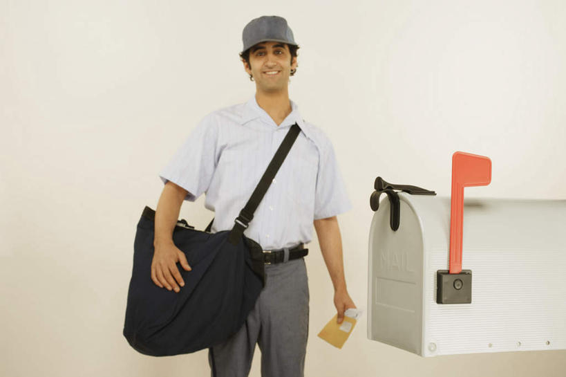 西方人,一个人,邮递员,站,笑,摸,微笑,横图,室内,白天,正面,工作服,制服,帽子,欧洲,欧洲人,仅一个男性,仅一个人,戴,灰色背景,包,邮件,拿,拿着,注视,仅一个年轻男性,信箱,观察,看,站着,摄影,影棚,信件,观看,单肩包,戴着,察看,关注,工作制服,男人,男性,年轻男性,白种人,接触,半身,彩图,影棚拍摄,工作套服,拍摄